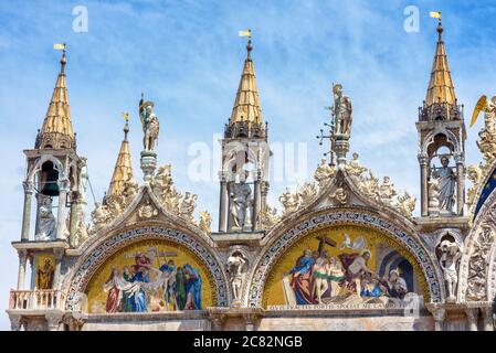 Markusdom oder San Marco`s Nahaufnahme, Venedig, Italien. Es ist das Wahrzeichen Venedigs. Schöne christliche Mosaik von Luxus Kirche außen, Detail Stockfoto